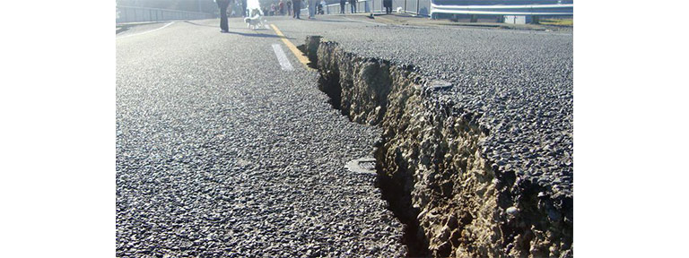 Deprem sonucunda oluşan fay yarığı